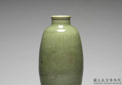 图片[3]-Olive-shaped vase with incised floral design in celadon glaze, Longquan ware, Ming Dynasty (1368-1644)-China Archive